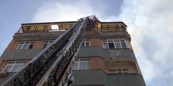 Elazığ’da 5 katlı binanın çatısında yangın: 1 kişi dumandan etkilendi