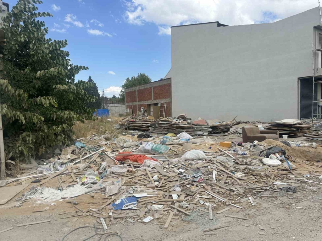 Baksan Sanayi Sitesi’nde biriken atıklar çevrede büyük rahatsızlık oluşturuyor