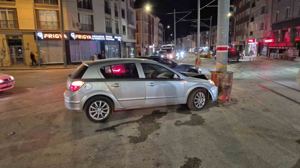Kontrolden çıkan otomobil tramvay hattının direğine çarptı: 1 yaralı