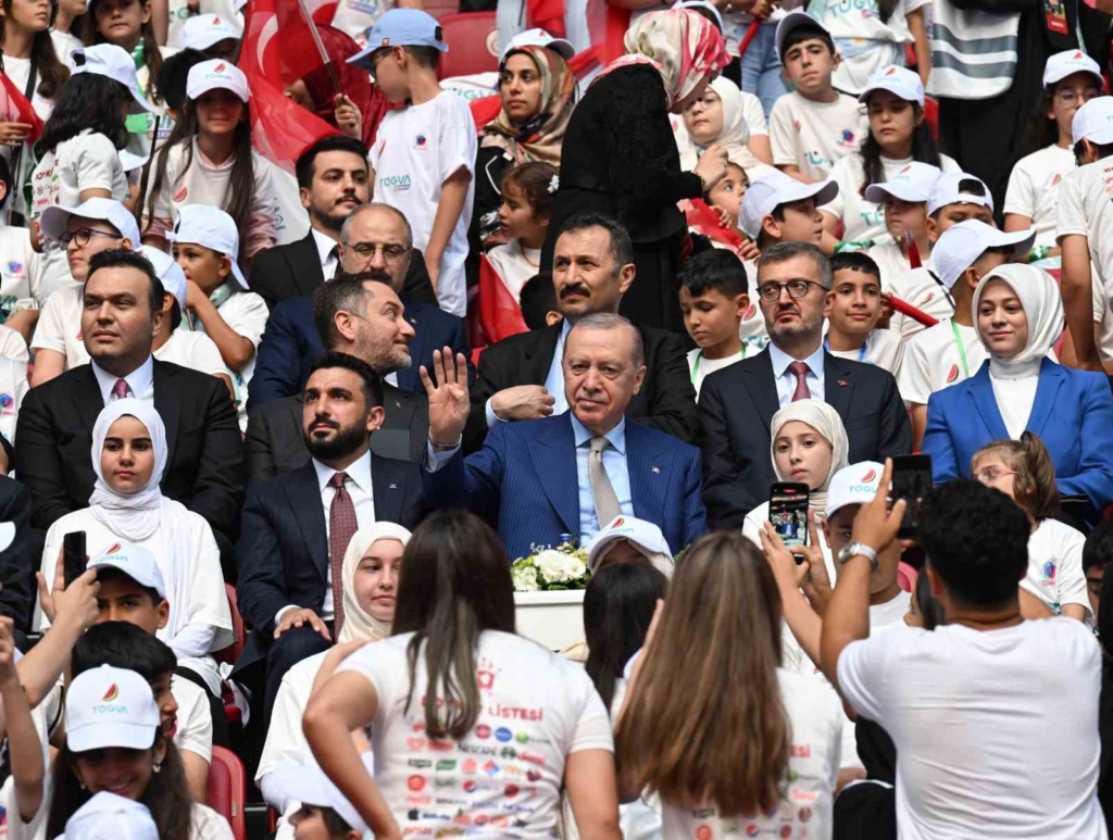Cumhurbaşkanı Erdoğan: "Gençlerimizin en iyi şekilde yetişmeniz için tüm gücümüzle çalışıyoruz"