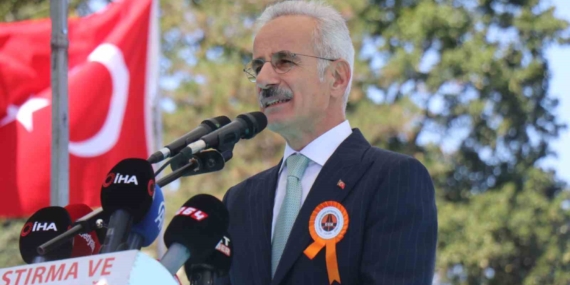 Bakan Uraloğlu: "Ayasofya ile yaşıt 1500 yıllık Sangarios Köprüsü’nü şehrimizin simgesi olarak yeniden canlandırdık"