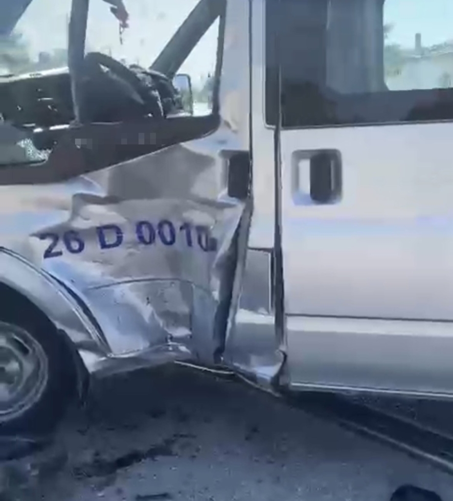 Dolmuşa yandan çarpan motosikletin sürücüsü yaralandı