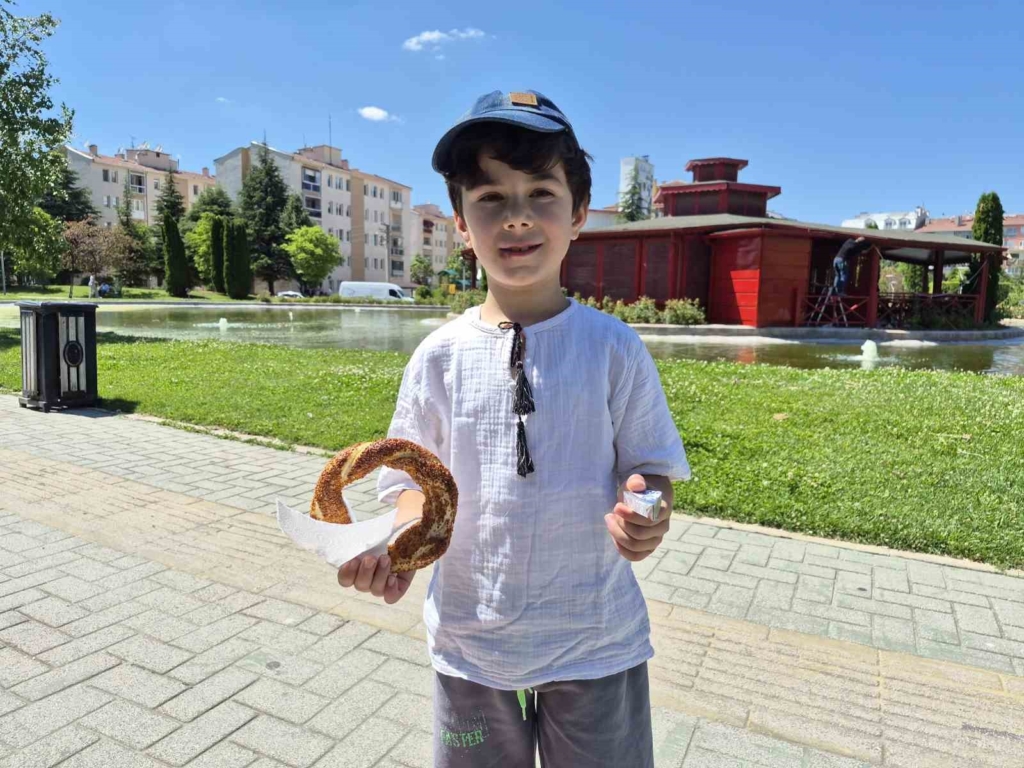 Eskişehir’de 2 minik simitçi ilgi odağı oldu