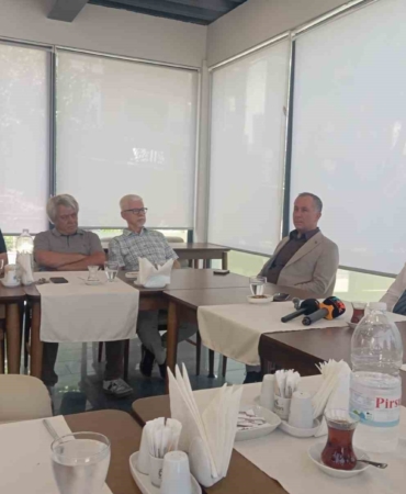 Bergama Belediye Başkanı, 19 meclis üyesi ile Yeni Parti’ye geçti
