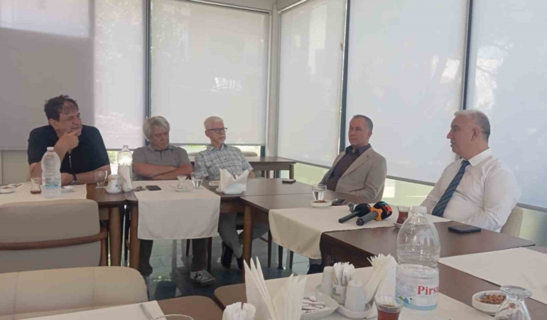 Bergama Belediye Başkanı, 19 meclis üyesi ile Yeni Parti’ye geçti