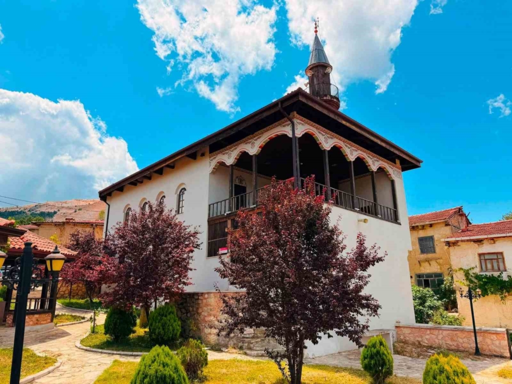 250 yıllık Çivisiz Cami’de inceleme