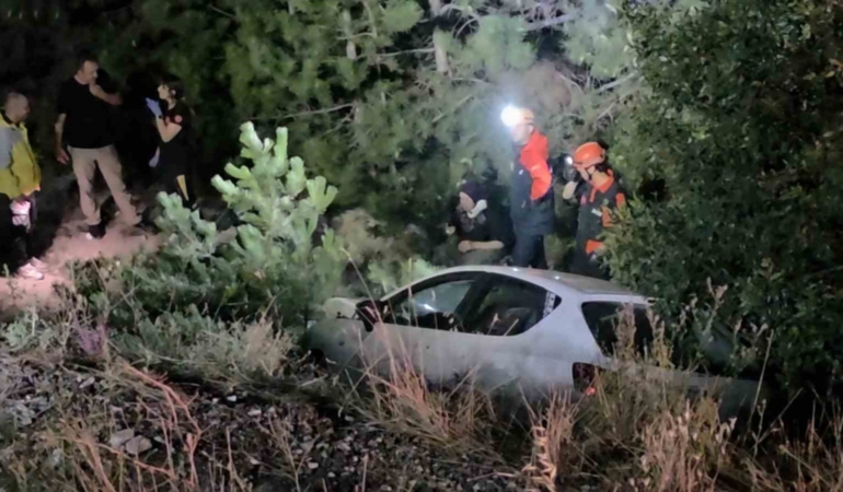 Kütahya’da otomobil ile motosiklet çarpışarak şarampole yuvarlandı: 5 yaralı