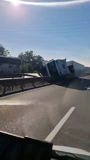 Bursa İnegöl’de tır bariyerlere çarptı, sürücü yaralandı