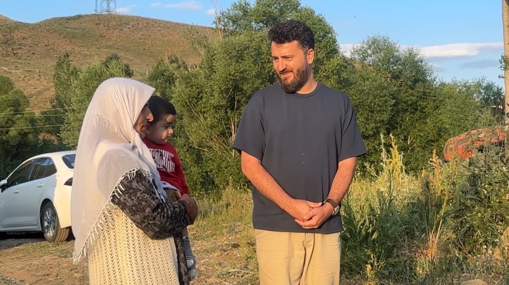 İhlas Haber Ajansı’nın haberi Ayni teyzenin yüzünü güldürdü: İnekler kendisine ulaştı