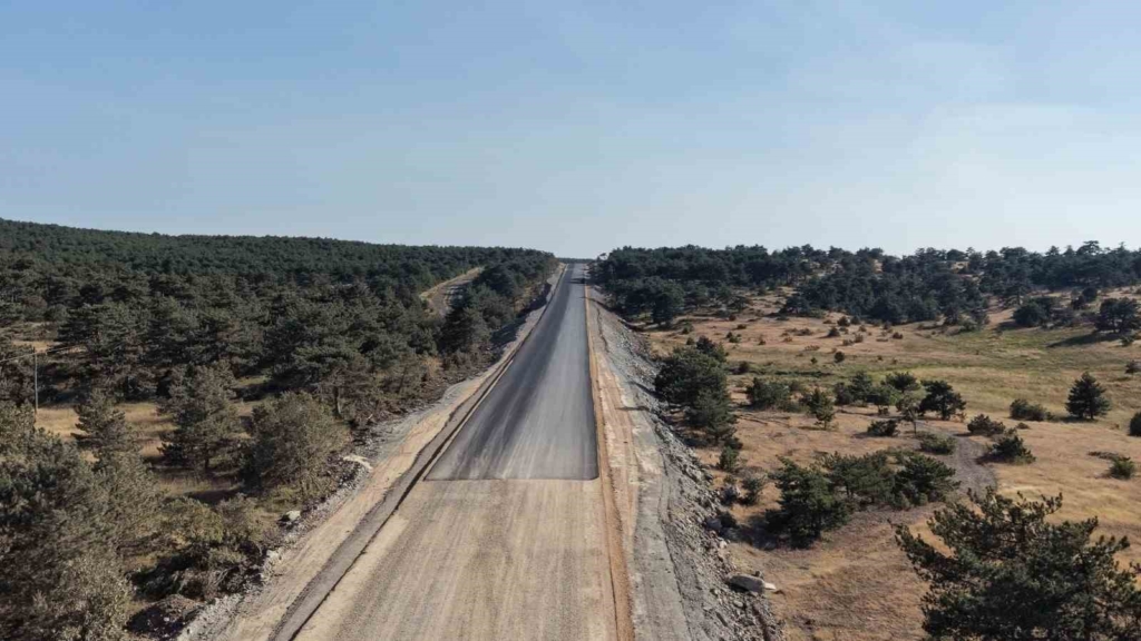 Sarıcakaya yolundaki yıkılan duvar tamir edildi, yol çalışmaları devam ediyor