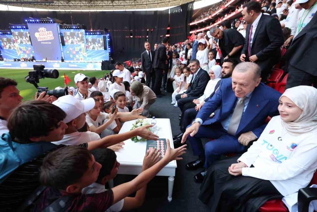 Cumhurbaşkanı Erdoğan: "Gençlerimizin en iyi şekilde yetişmeniz için tüm gücümüzle çalışıyoruz"