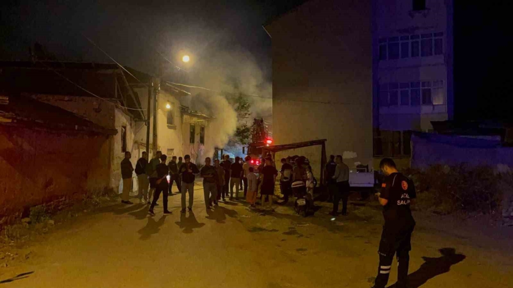 Metruk evde çıkan yangın mahalleliyi sokağa döktü