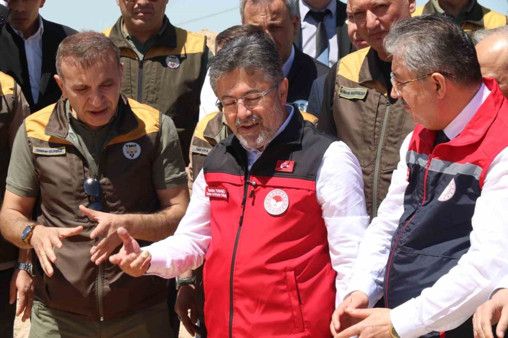 Bakan Yumaklı: "Bitkisel üretimde Cumhuriyet tarihimizin rekorunu bekliyorum"