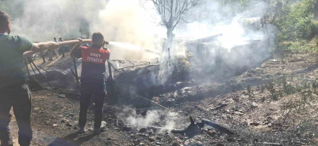 Emet’te ahır ve samanlık yangını: 2 büyükbaş hayvan telef oldu, 400 balya saman yandı