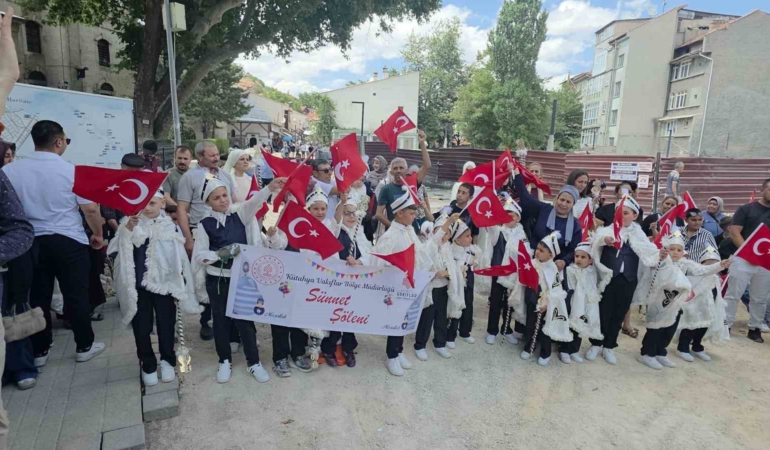 Kütahya’da 27 çocuk için vakıf geleneğiyle sünnet şöleni düzenlendi