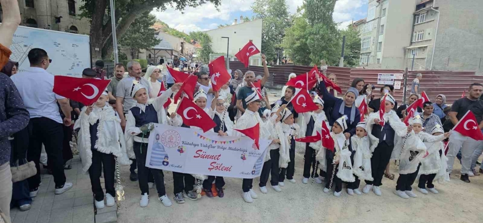Kütahya’da 27 çocuk için vakıf geleneğiyle sünnet şöleni düzenlendi