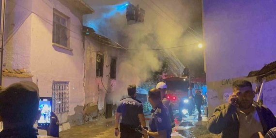 Metruk evde çıkan yangın mahalleliyi sokağa döktü