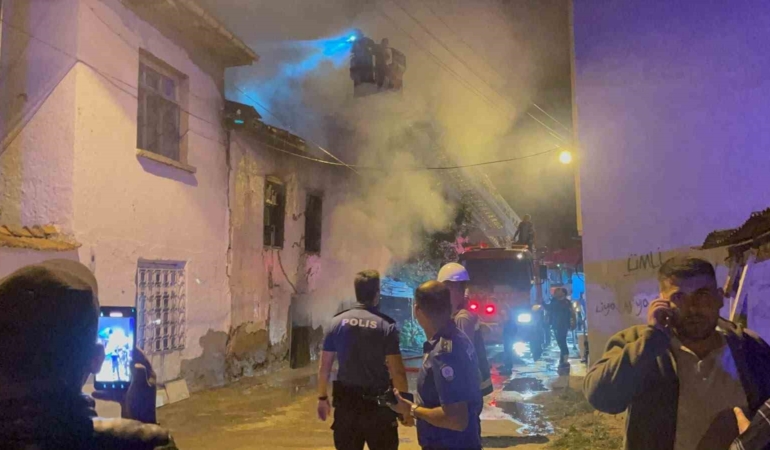 Metruk evde çıkan yangın mahalleliyi sokağa döktü