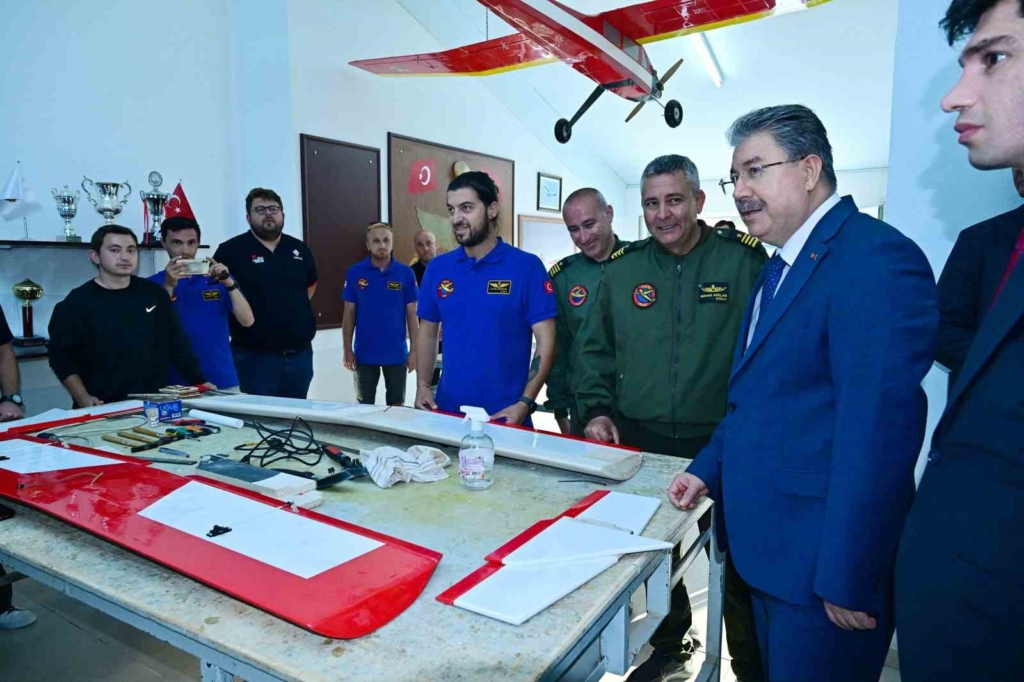 İHA yarışmalarında görev alacak pilotların eğitim gördüğü merkeze Vali Yılmaz’dan ziyaret