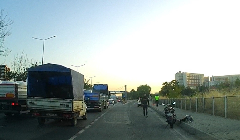 Motosikletten düşen kadın sürücü yaralandı