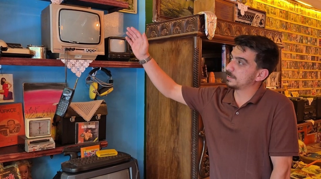 Binlerce antika ile süslenen müze görünümlü ilginç kafe