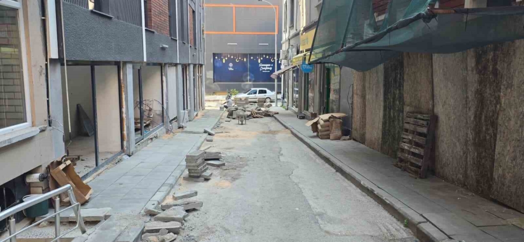 Bilecik’te 1 haftadır bitmeyen kaldırım yapımı esnafı çileden çıkardı