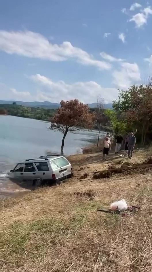 Baraja uçan otomobili 5 metre derinliğe dalıp çıkardı