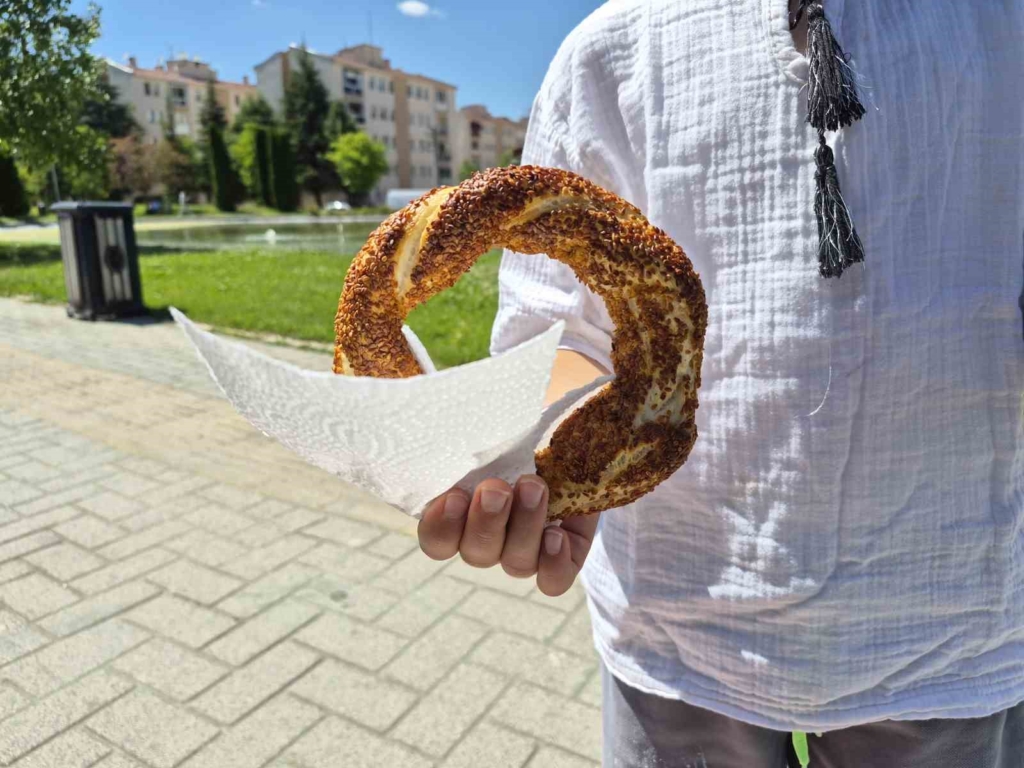 Eskişehir’de 2 minik simitçi ilgi odağı oldu
