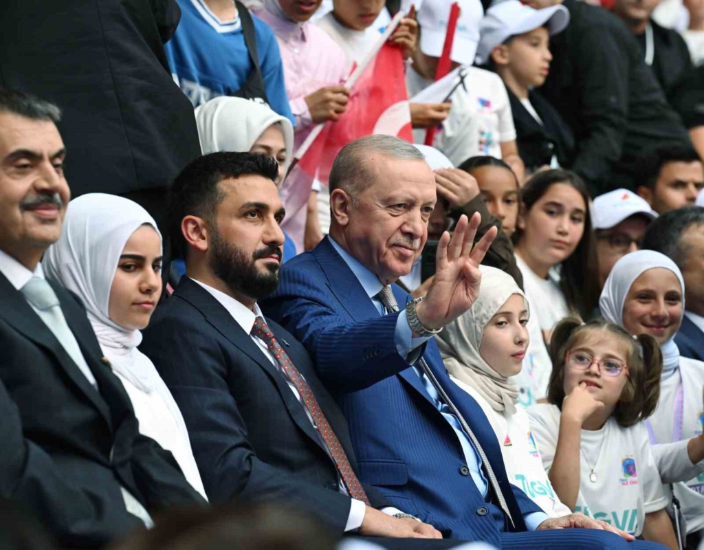 Cumhurbaşkanı Erdoğan: "Gençlerimizin en iyi şekilde yetişmeniz için tüm gücümüzle çalışıyoruz"