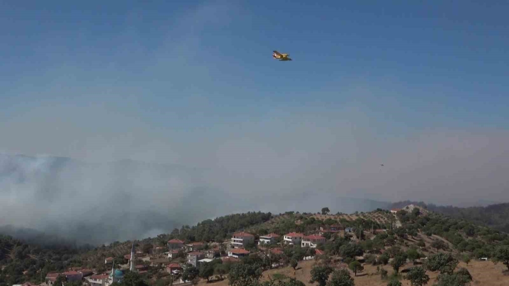 Gömeç ve Ayvalık’ta alevlere havadan müdahale sürüyor