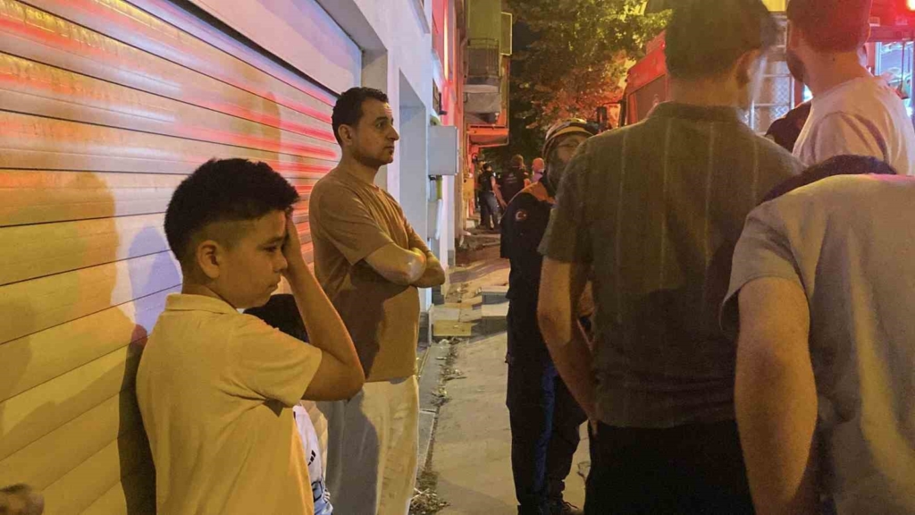 Eskişehir’de 4 katlı binanın çatısında yangın çıktı: Dumandan etkilenenler var