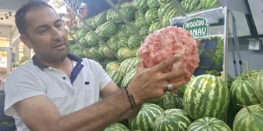 Kütahyalı manavın eliyle karpuz soyma videosu sosyal medyada viral oldu