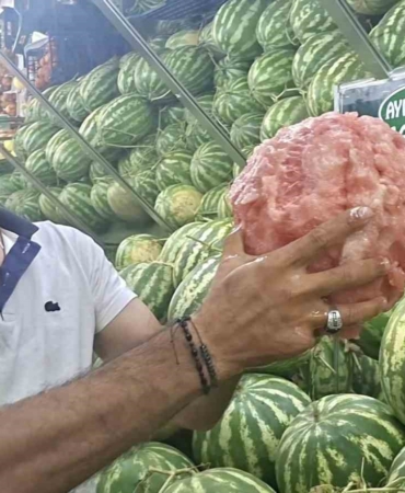 Kütahyalı manavın eliyle karpuz soyma videosu sosyal medyada viral oldu