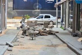 Bilecik’te 1 haftadır bitmeyen kaldırım yapımı esnafı çileden çıkardı