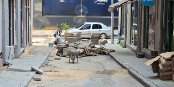 Bilecik’te 1 haftadır bitmeyen kaldırım yapımı esnafı çileden çıkardı