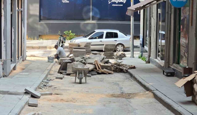Bilecik’te 1 haftadır bitmeyen kaldırım yapımı esnafı çileden çıkardı