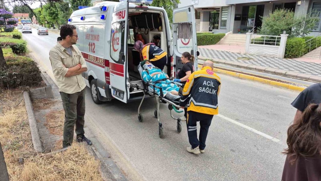 Yaya geçidinde duramayan minibüs, anneanne ve torununa çarptı