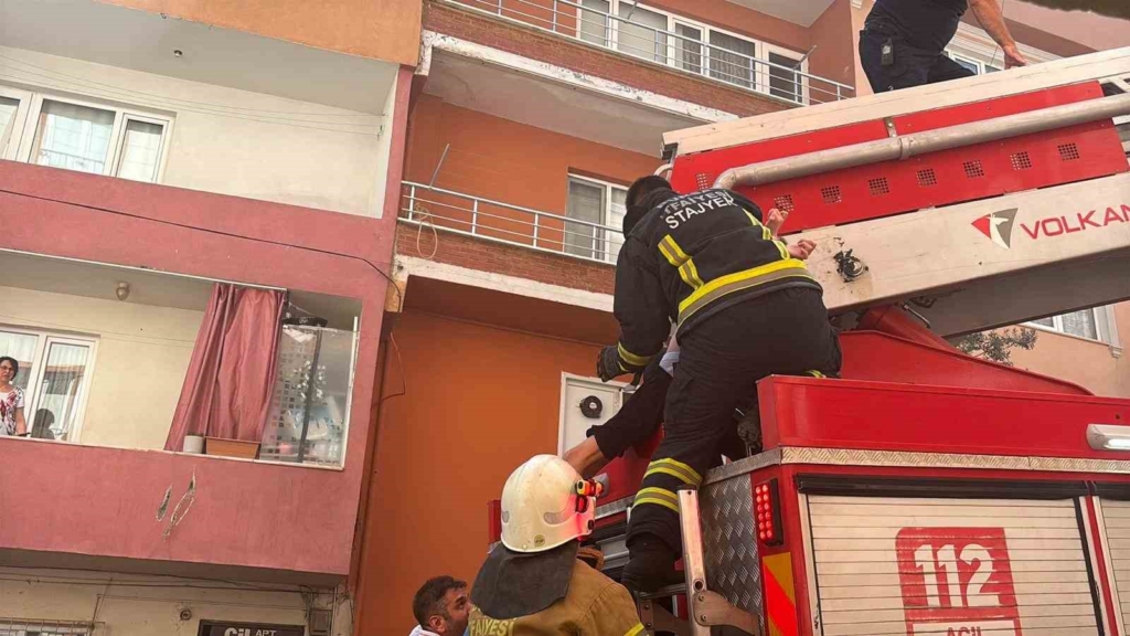 Engelli çocuk itfaiye ekiplerince yangından kurtarıldı