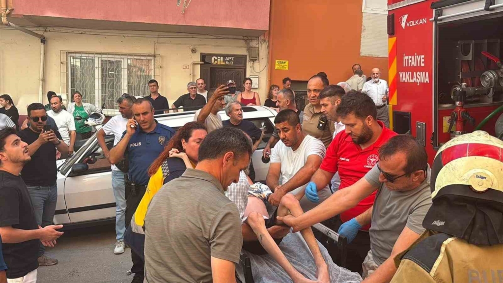 Engelli çocuk itfaiye ekiplerince yangından kurtarıldı