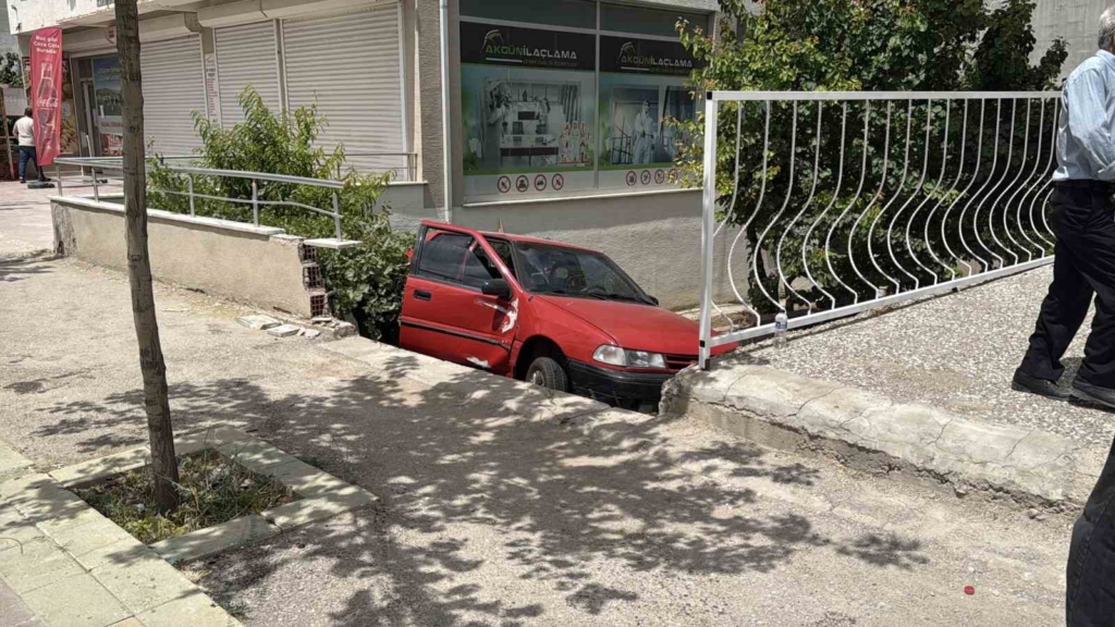 Yola dökülen zeytinyağı nedeniyle kontrolden çıkan araç bahçeye uçtu