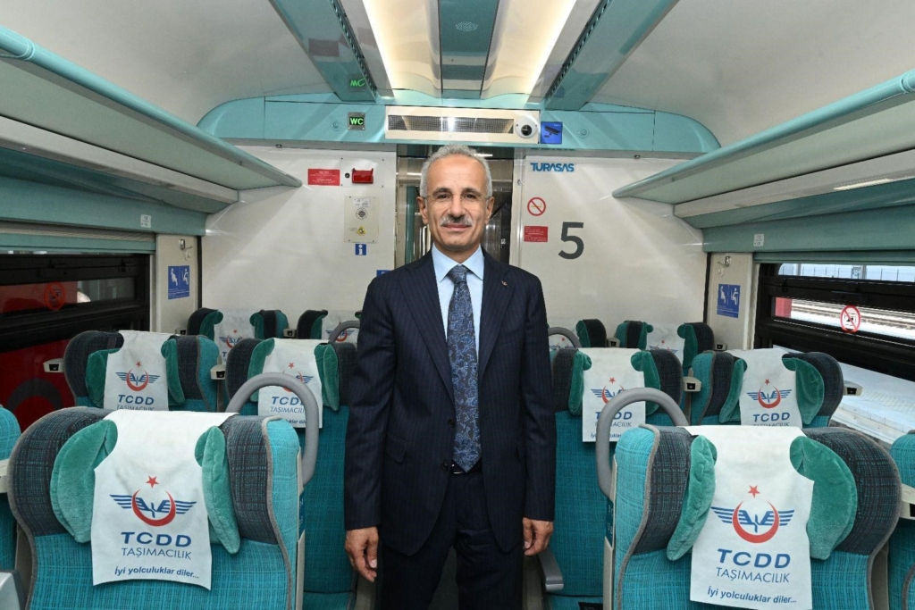 Bakan Uraloğlu: (Eskişehir-İstanbul YHT Hattı) Hattımızın açılışından bugüne kadar toplam 62,9 milyon yolcuya hizmet verdik"