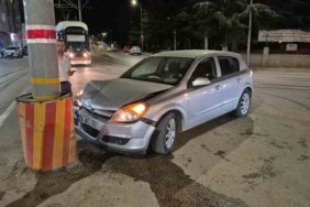 Kontrolden çıkan otomobil tramvay hattının direğine çarptı: 1 yaralı