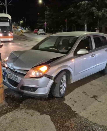 Kontrolden çıkan otomobil tramvay hattının direğine çarptı: 1 yaralı