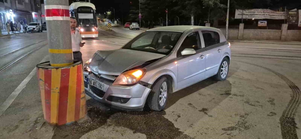 Kontrolden çıkan otomobil tramvay hattının direğine çarptı: 1 yaralı