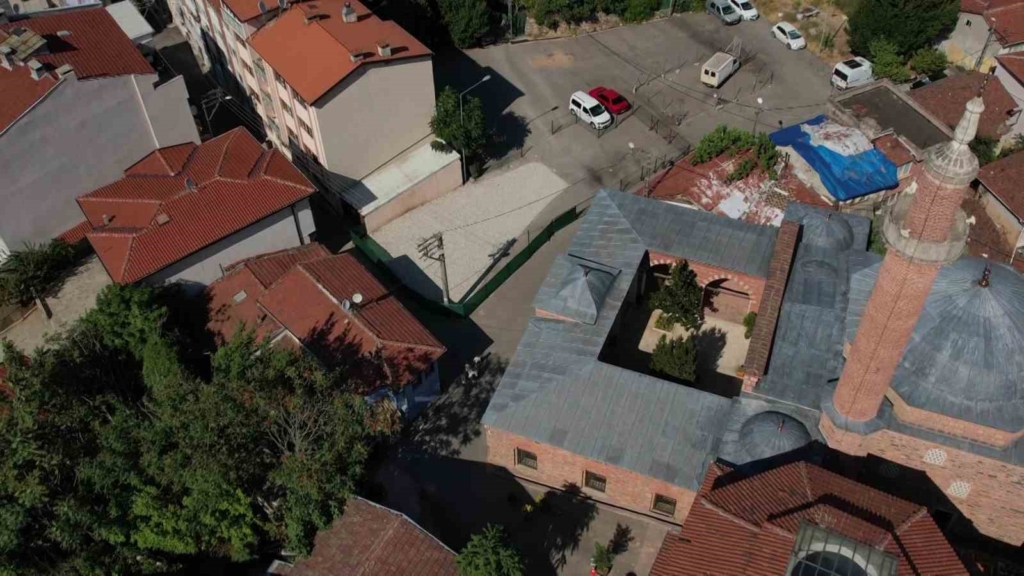Tarihi mezarın üzeri çakıl taşlarıyla kapatılıp otopark görünümü verildi