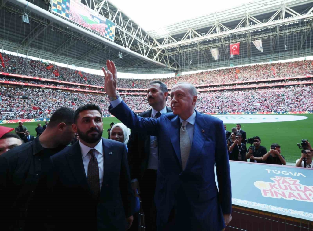 Cumhurbaşkanı Erdoğan: "Gençlerimizin en iyi şekilde yetişmeniz için tüm gücümüzle çalışıyoruz"