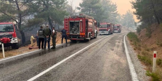 Balıkesir’deki yangın sebebiyle Ayvalık Bergama yolu trafiğe kapatıldı