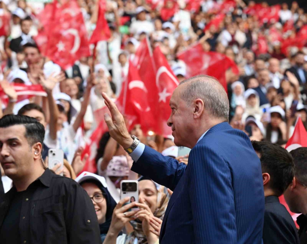 Cumhurbaşkanı Erdoğan: "Gençlerimizin en iyi şekilde yetişmeniz için tüm gücümüzle çalışıyoruz"