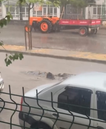 Karacabey’de şiddetli yağmur yolları göle çevirdi