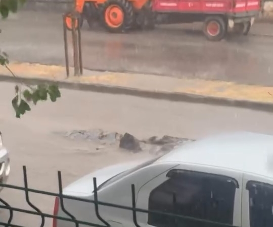 Karacabey’de şiddetli yağmur yolları göle çevirdi